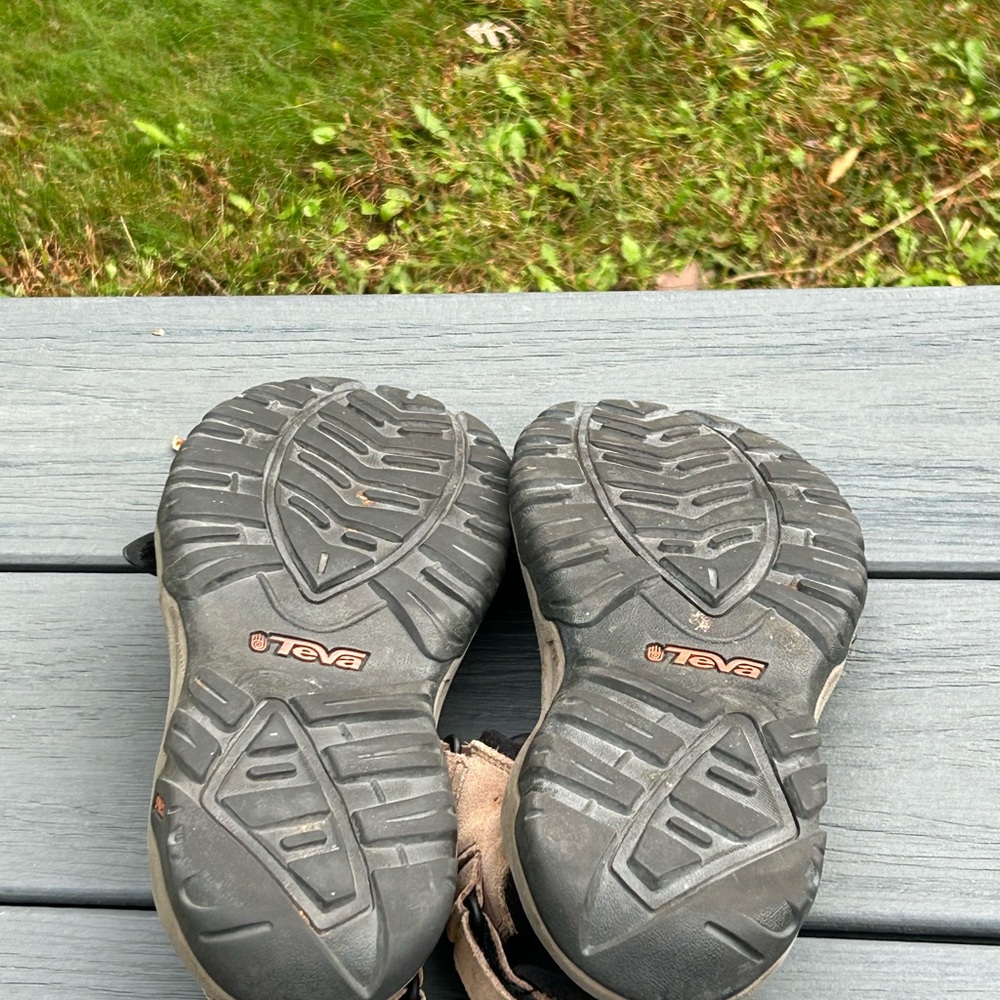 Men’s Size 8 Adjustable Teva Tan and Black Outdoor Sandals - Picture 6 of 7